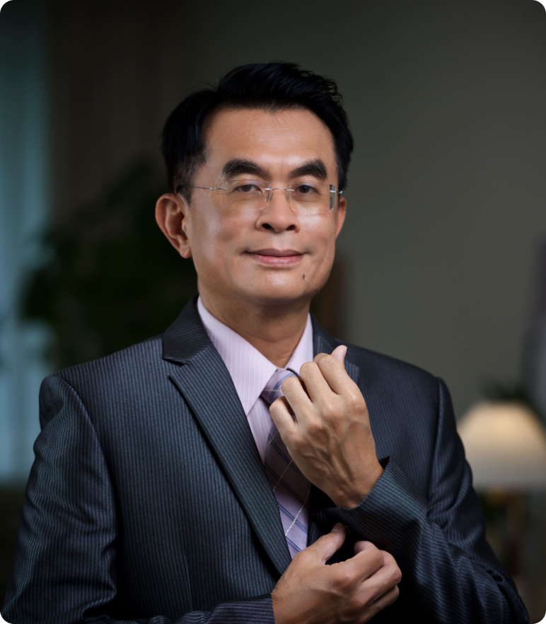 何明宗博士官方肖像，穿著深色西裝與淺紫色領帶